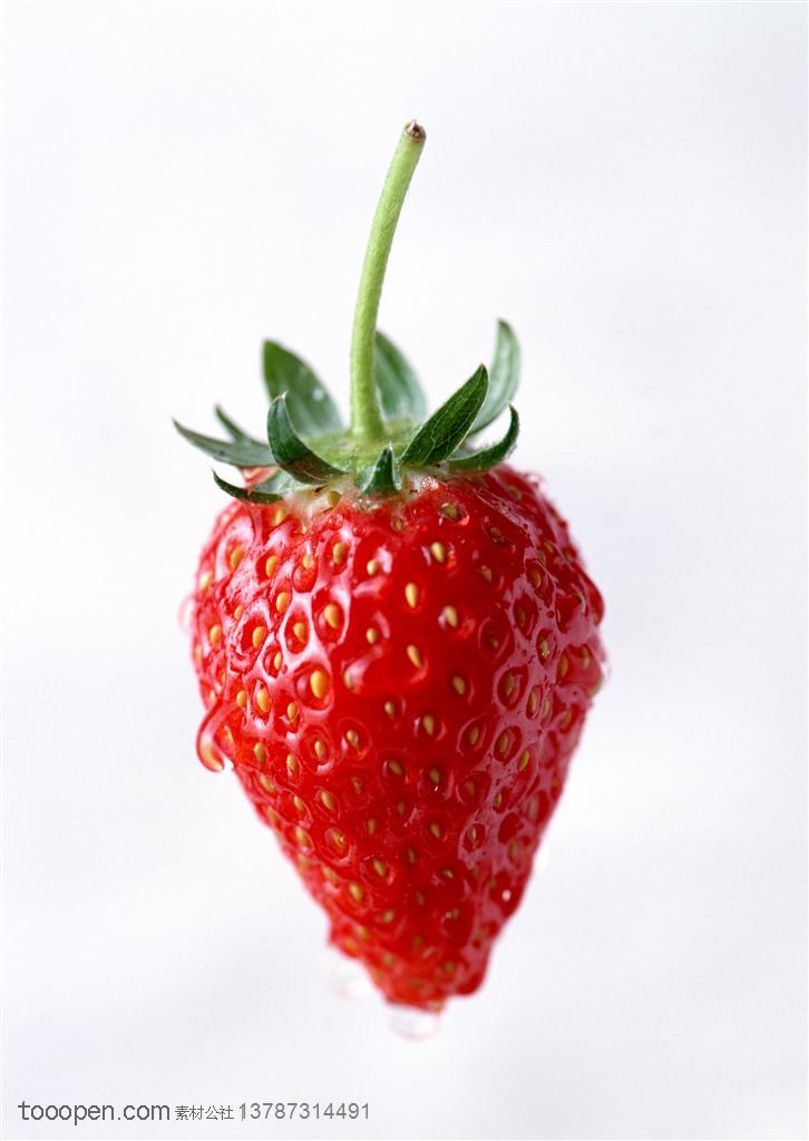 新鲜水果-挂着水珠的一颗草莓