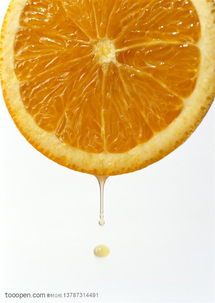 新鲜水果-半边橙子滴着果汁水果图片