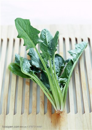 新鲜蔬菜-摆在竹条台子上的一颗菠菜
