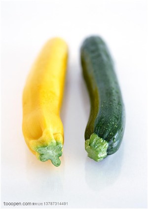 新鲜蔬菜-一个黄南瓜和青南瓜摆放在一起