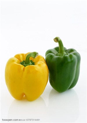 新鲜蔬菜-两个灯笼辣椒一个青的一个黄的