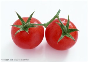 新鲜蔬菜-并排摆放在一起的两个西红柿