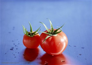 新鲜蔬菜-两个摆在一起的西红柿