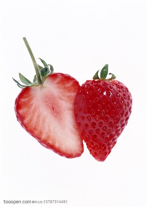 新鲜水果-被切开的一颗草莓