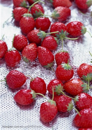 新鲜水果-放在水盆里清洗的草莓