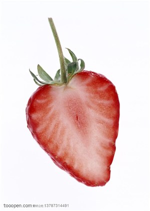 新鲜水果-被切开的半颗草莓