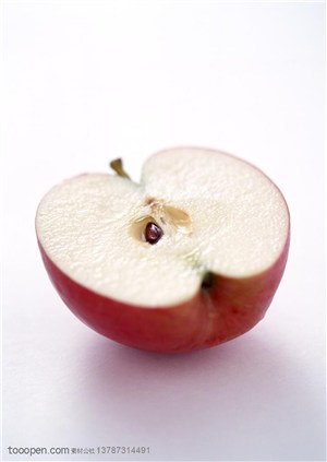 新鲜水果-被切开的红苹果