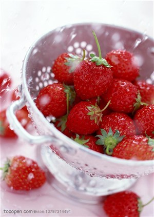 新鲜水果-放在沥水盆里清洗的草莓