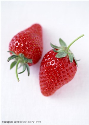 新鲜水果-放在一起的两颗草莓水果图片