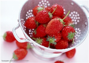 新鲜水果-放在不锈钢沥水盆里的草莓