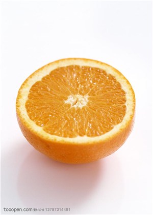 新鲜水果-被切成半边的橙子