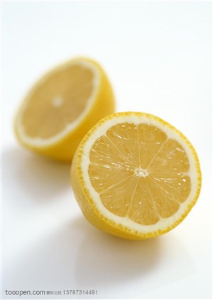 新鲜水果-被切开的新鲜黄柠檬水果图片