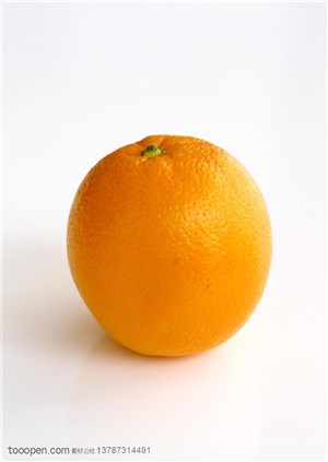 新鲜水果-一只金黄的橘子特写
