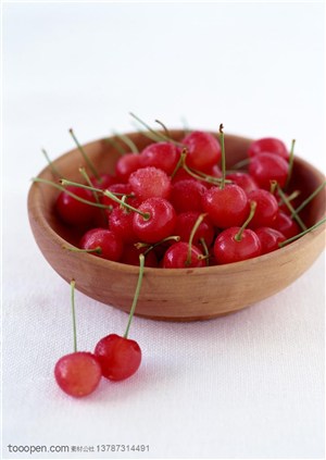 新鲜水果-放在木质碗里的红樱桃