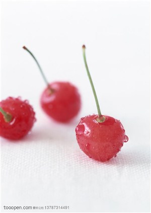 新鲜水果-三颗摆在一起的红樱桃
