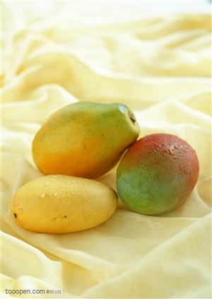 新鲜水果-放在绒布上的木瓜和彩色木瓜