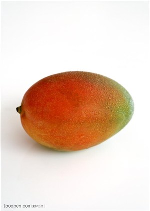 新鲜水果-一只横着摆放的彩色的芒果