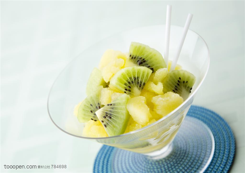 水果拼盘-一杯水果沙拉里放在奇异果和菠萝冰沙