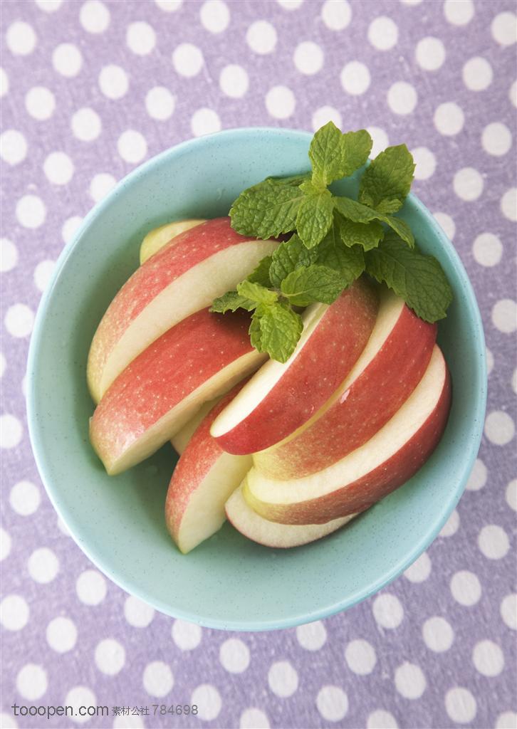 水果拼盘-俯视蓝色碗里装着的苹果条