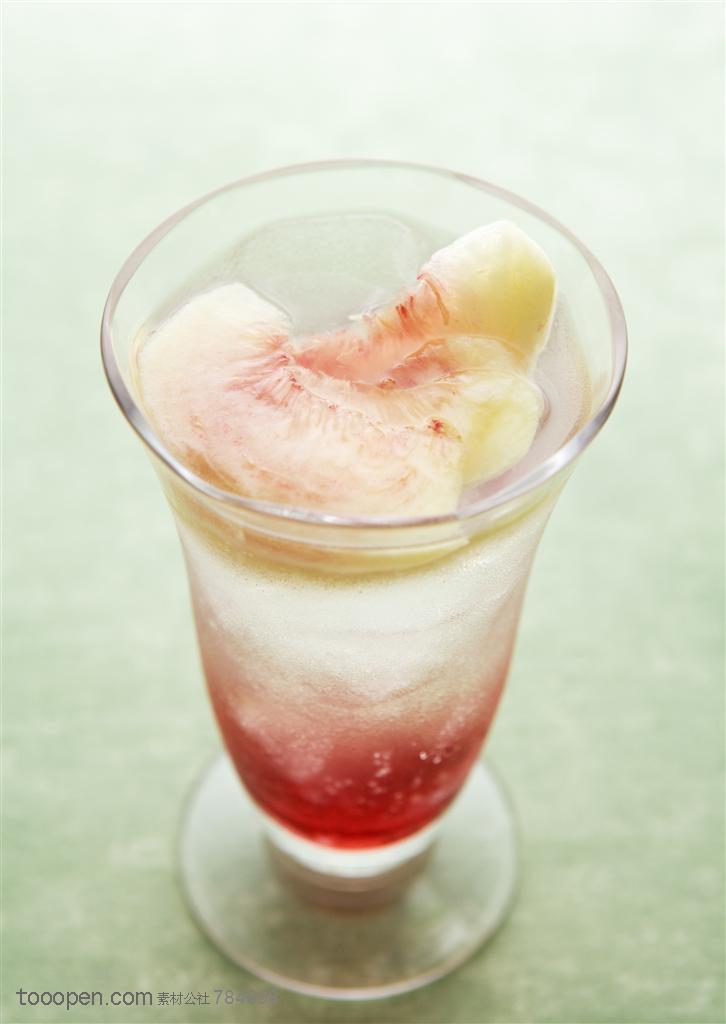 水果拼盘-放在玻璃杯里的冰水和切好的水蜜桃