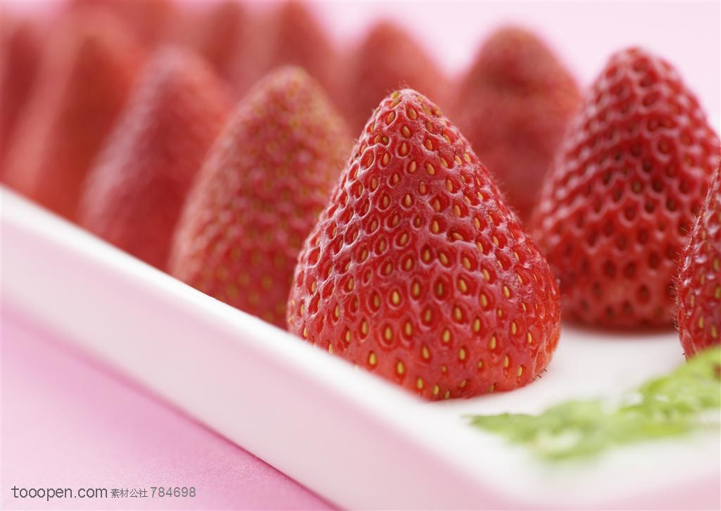 水果拼盘-摆放在长方形瓷盘子里的草莓特写
