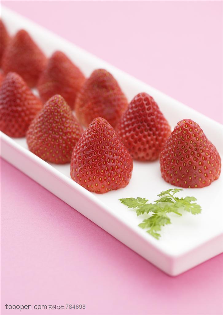 水果拼盘-整齐的摆放在长条形盘子里的草莓水果图片