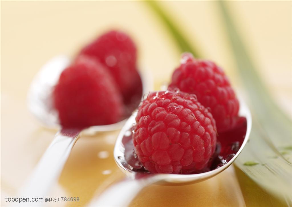 水果拼盘-两个勺子里分别有两颗红树莓