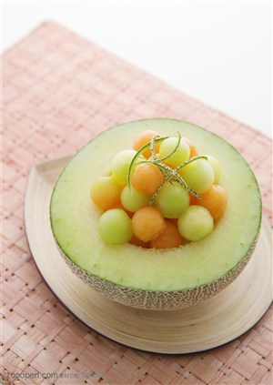 水果拼盘-椭圆形盘子用哈密瓜装着的彩色水果球