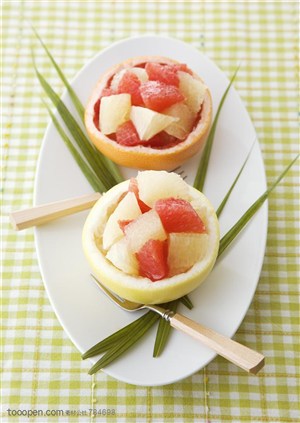 水果拼盘-俯视长条形盘子里装着的叉子和两盆水果拼盘
