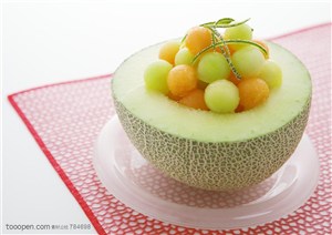 水果拼盘-用透明碗装着的哈密瓜水果球拼盘