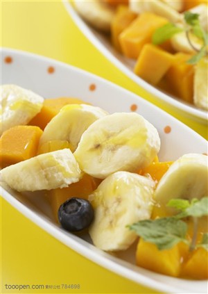 水果拼盘-果盘里装着香蕉、木瓜、蓝莓等果肉