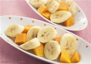 水果拼盘-两个长条形果盘里装着香蕉和木瓜的果肉