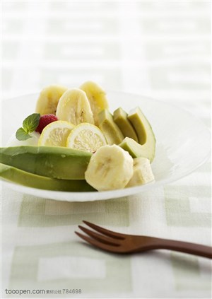 水果拼盘-放在盘子里的香蕉片、柠檬片、芒果等果肉