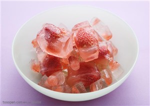 水果拼盘-俯视碗里的草莓被冰冻住了