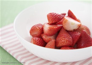 水果拼盘-装着白色碗里被切好的草莓