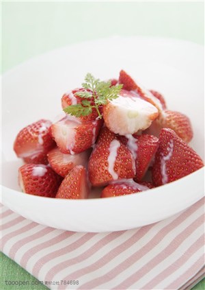 水果拼盘-装着白色碗里被切好的草莓淋了果酱