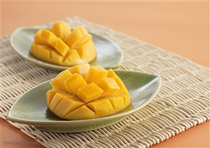 水果拼盘-放在柳条编织上的叶子碗里装着切开的木瓜