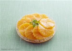 水果拼盘-摆放在玻璃碗里的橙子果肉