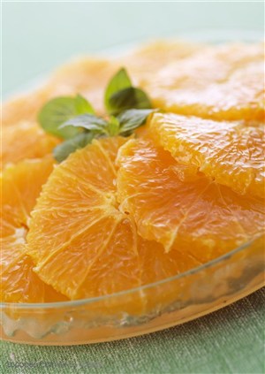 水果拼盘-装在玻璃盘子里的一片一片的橙子肉