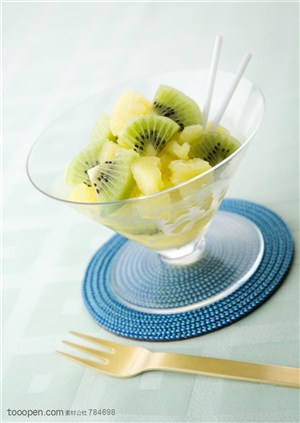 水果拼盘-一杯奇异果和菠萝冰沙沙拉边上放在叉子