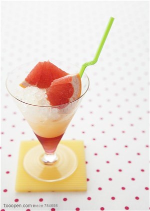 水果拼盘-装在高脚杯里的冰沙和胡柚