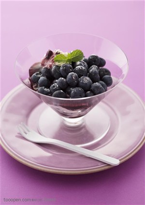 水果拼盘-放在玻璃杯里的蓝莓和果酱