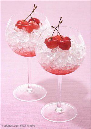 水果拼盘-放在高脚杯里的冰块和樱桃