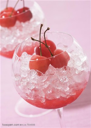 水果拼盘-高脚杯里的冰块和樱桃特写