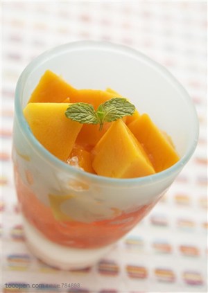 水果拼盘-装在玻璃杯里的木瓜块和冰沙