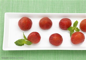 水果拼盘-俯视摆在长条形盘子里的草莓