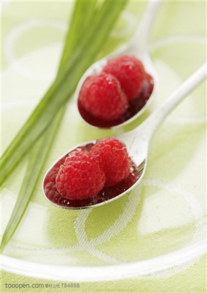 水果拼盘-分别摆放在两个勺子里的两颗红树莓