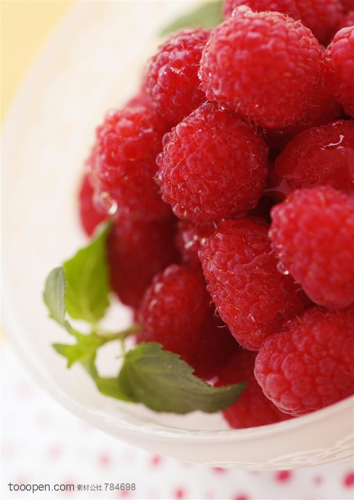 水果拼盘-俯视碗里的红树莓洒了糖