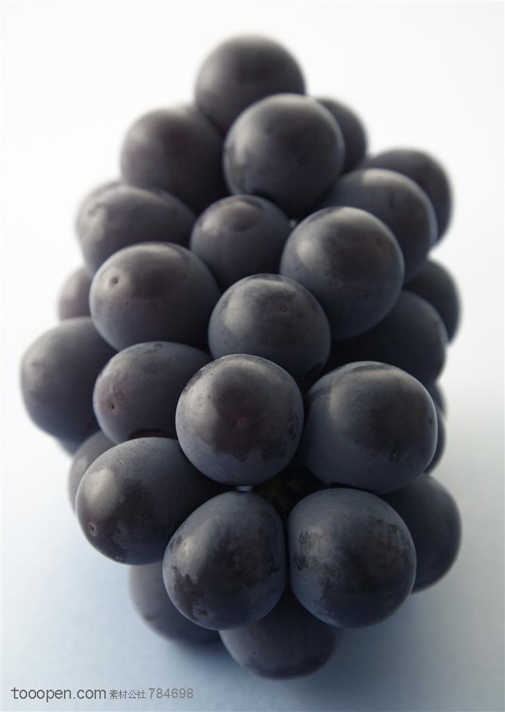 水果拼盘-一串深紫色的葡萄特写
