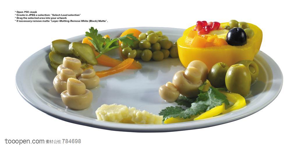水果拼盘-放在盘子里的灯笼椒、蘑菇、橄榄等